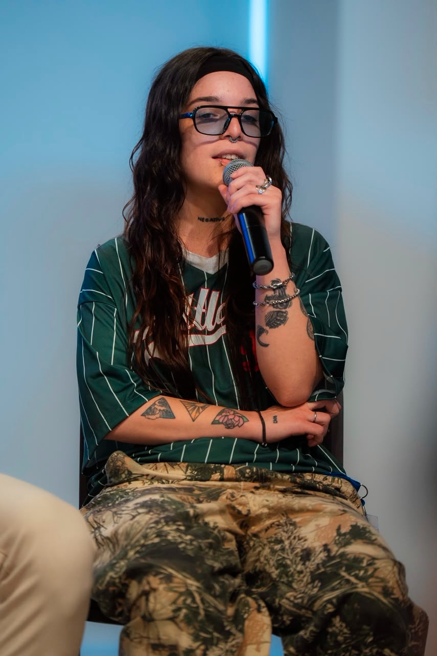 Majo Córdoba participando como speaker